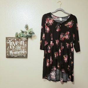 Terra & Sky 0X/14W black floral long top tie front